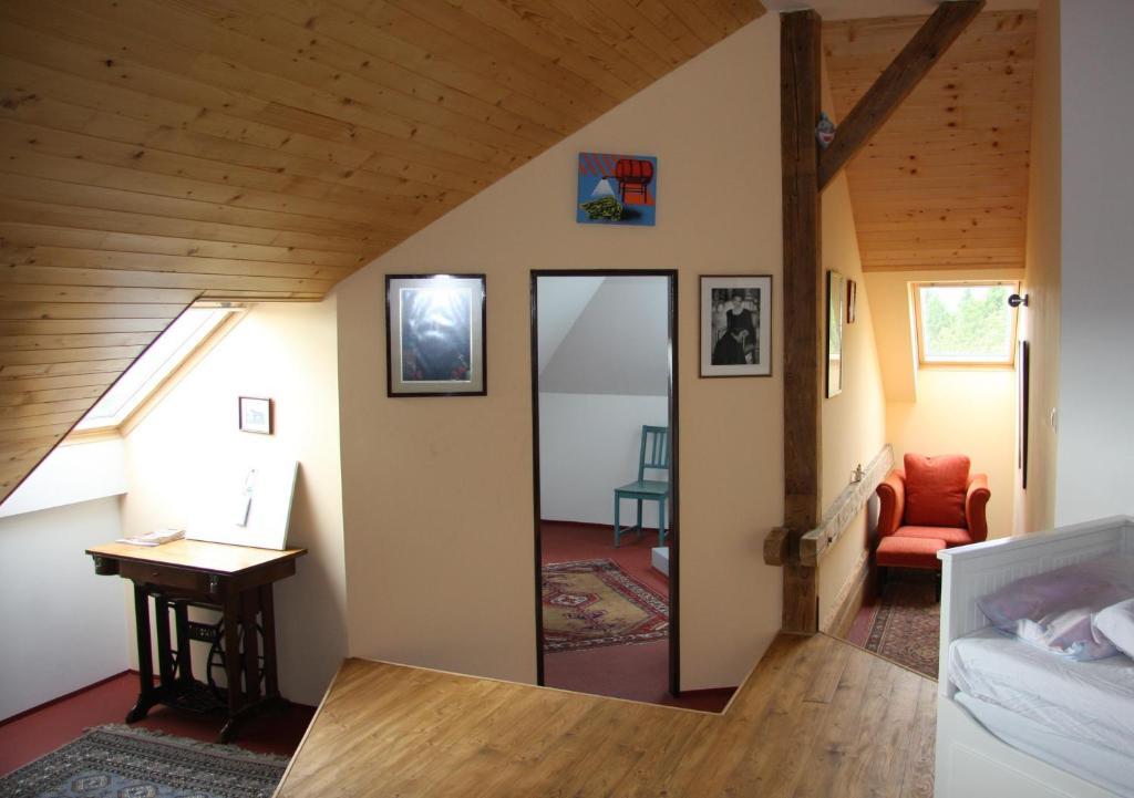 Orli Hnizdo At Chateau Novak Krivoklat Room photo